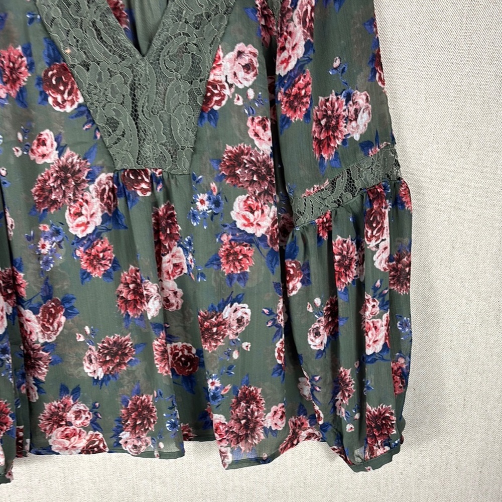 Torrid > Green Floral Sheer Lace Trim Blouse 00 - Picture 5 of 9